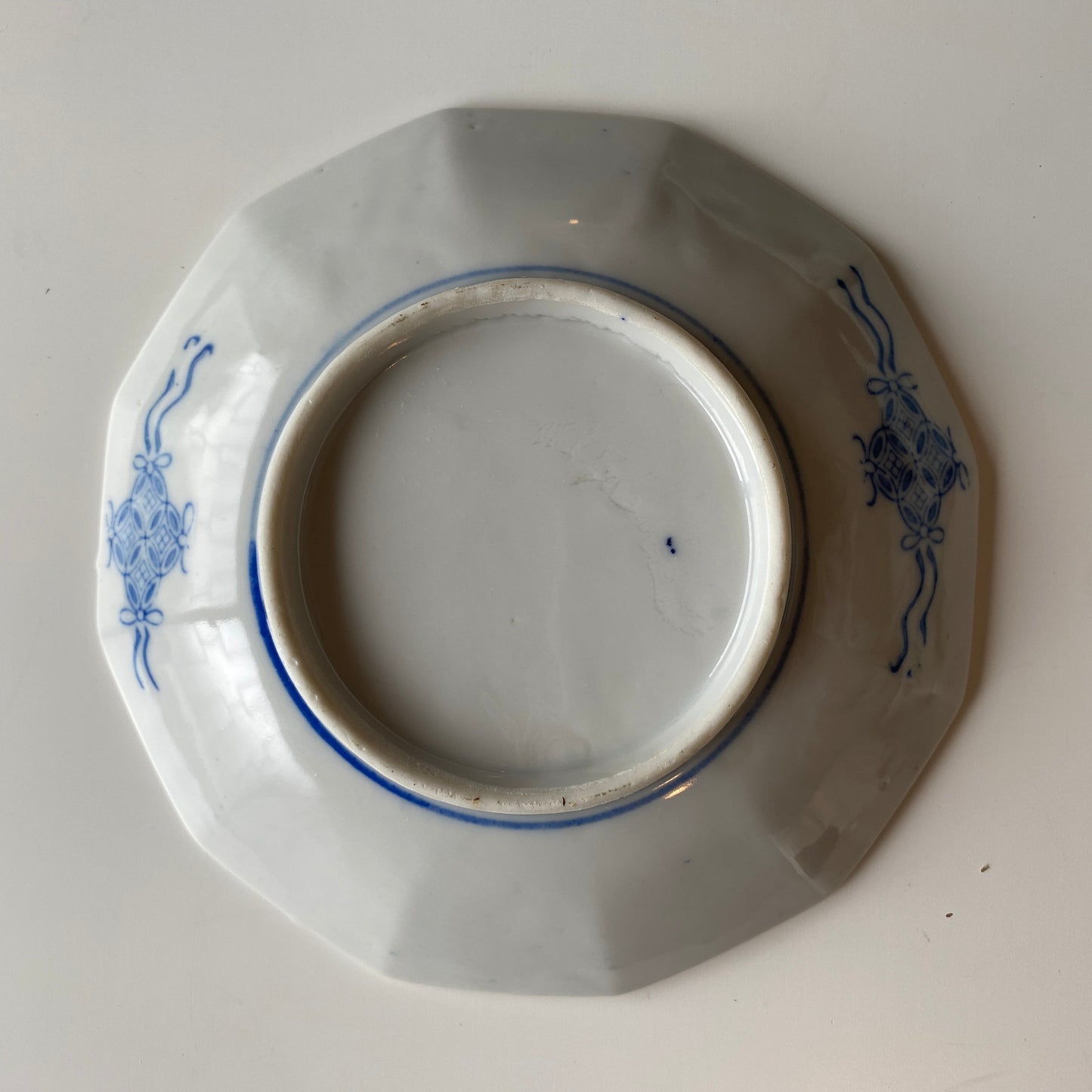藍色の麒麟が佇む角平皿