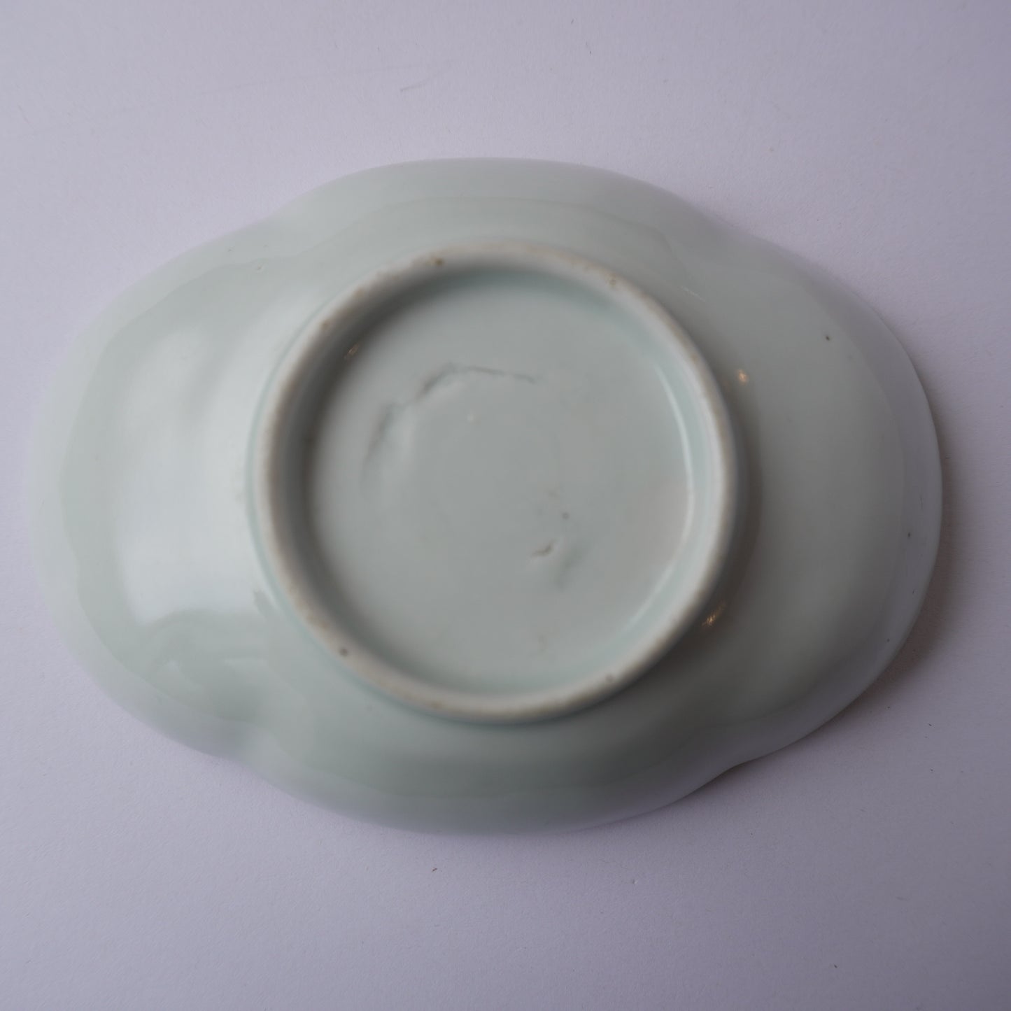 龍と茶色の縁の陽刻染付け小皿