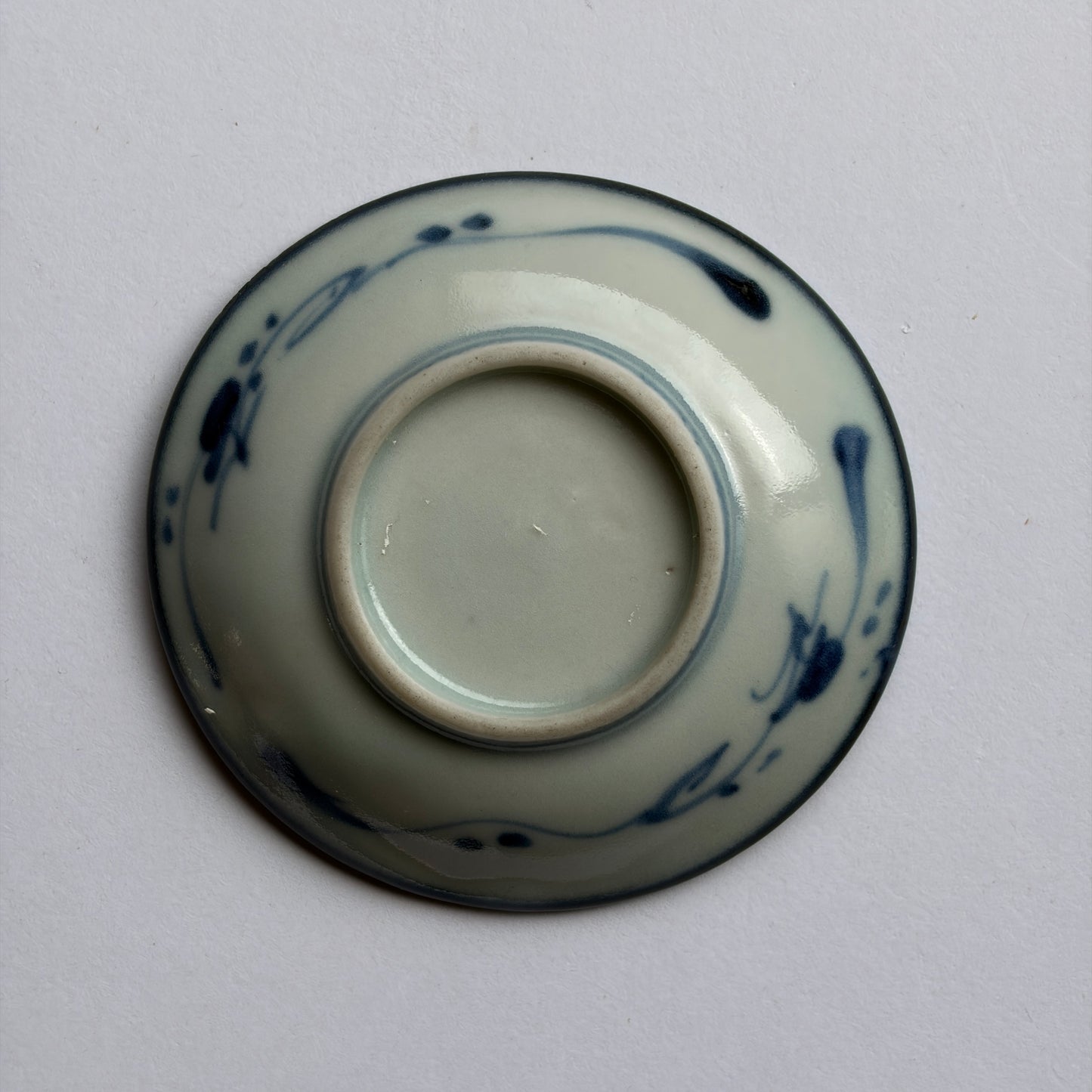 山水文様の染付豆皿