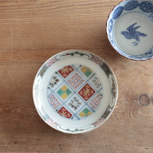 季節を縁取る淡色の絵皿