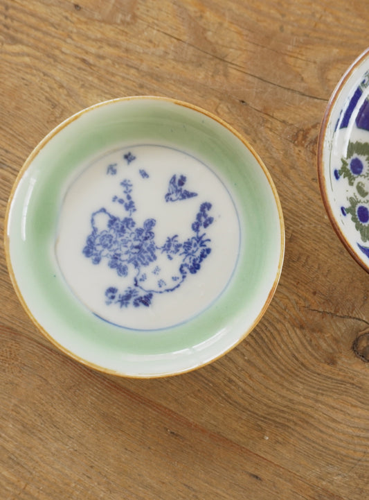 【2枚セット】淡い青磁と染付小皿 - Kotto Shop