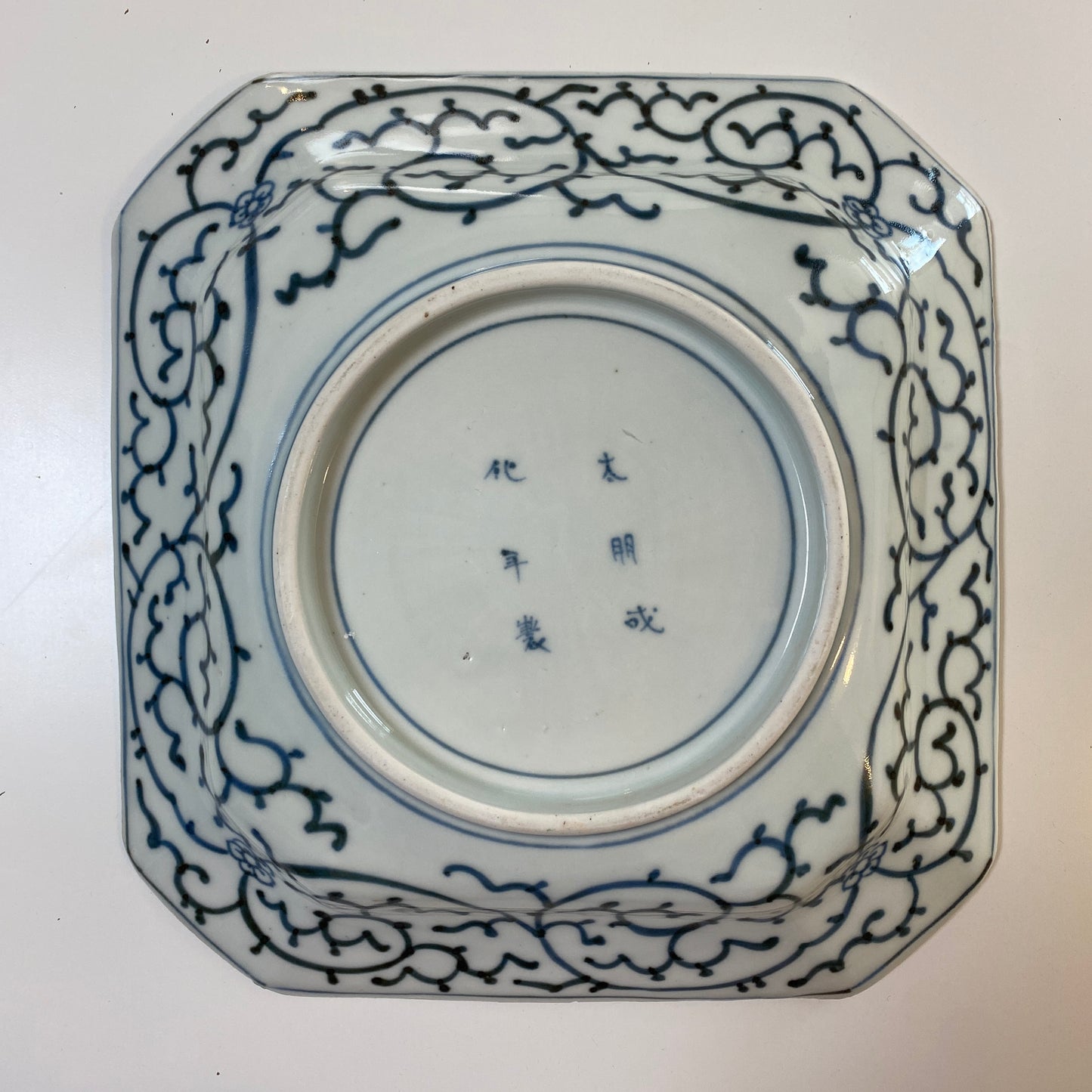 心が弾む、色絵の隅切四角皿