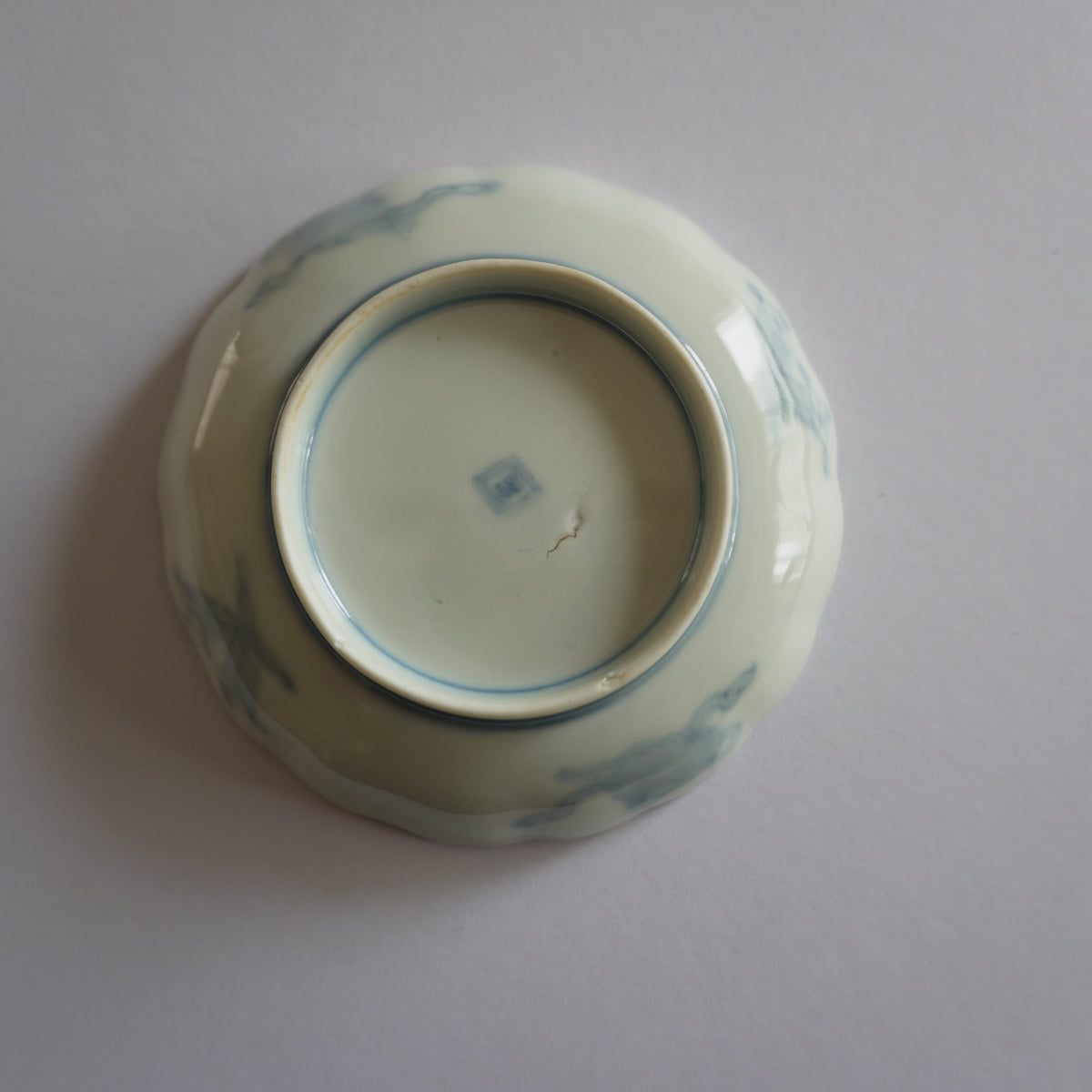藍地に蝶が舞う色絵の小皿