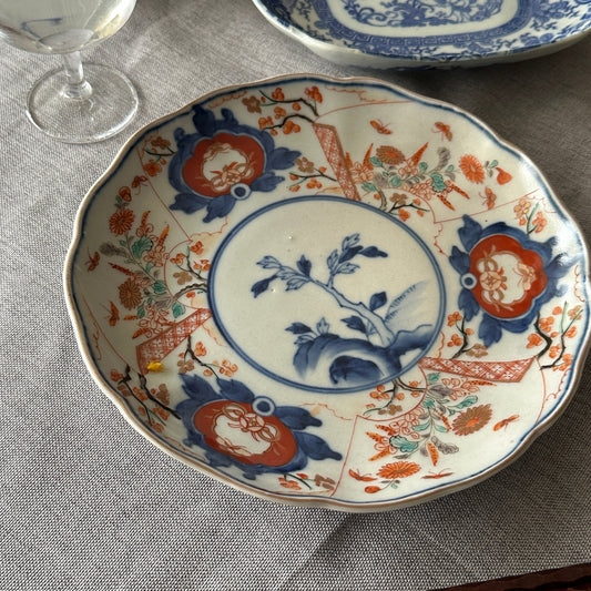 花咲く余白、染付と赤絵の7寸皿 - Kotto Shop