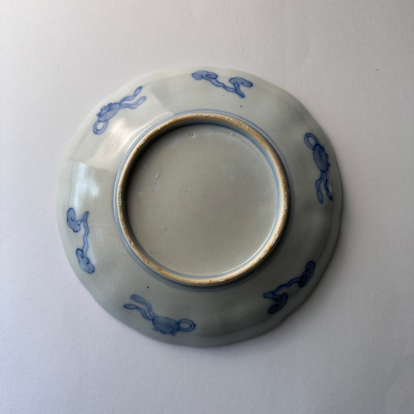 花咲く余白、染付と赤絵の7寸皿 - Kotto Shop