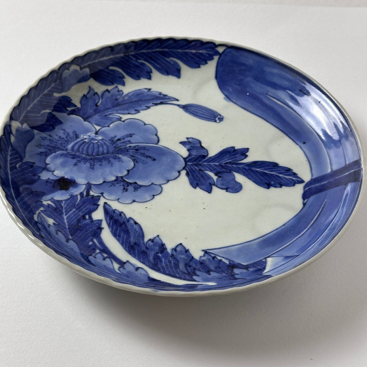 静かに藍の花咲く古伊万里8寸 - Kotto Shop