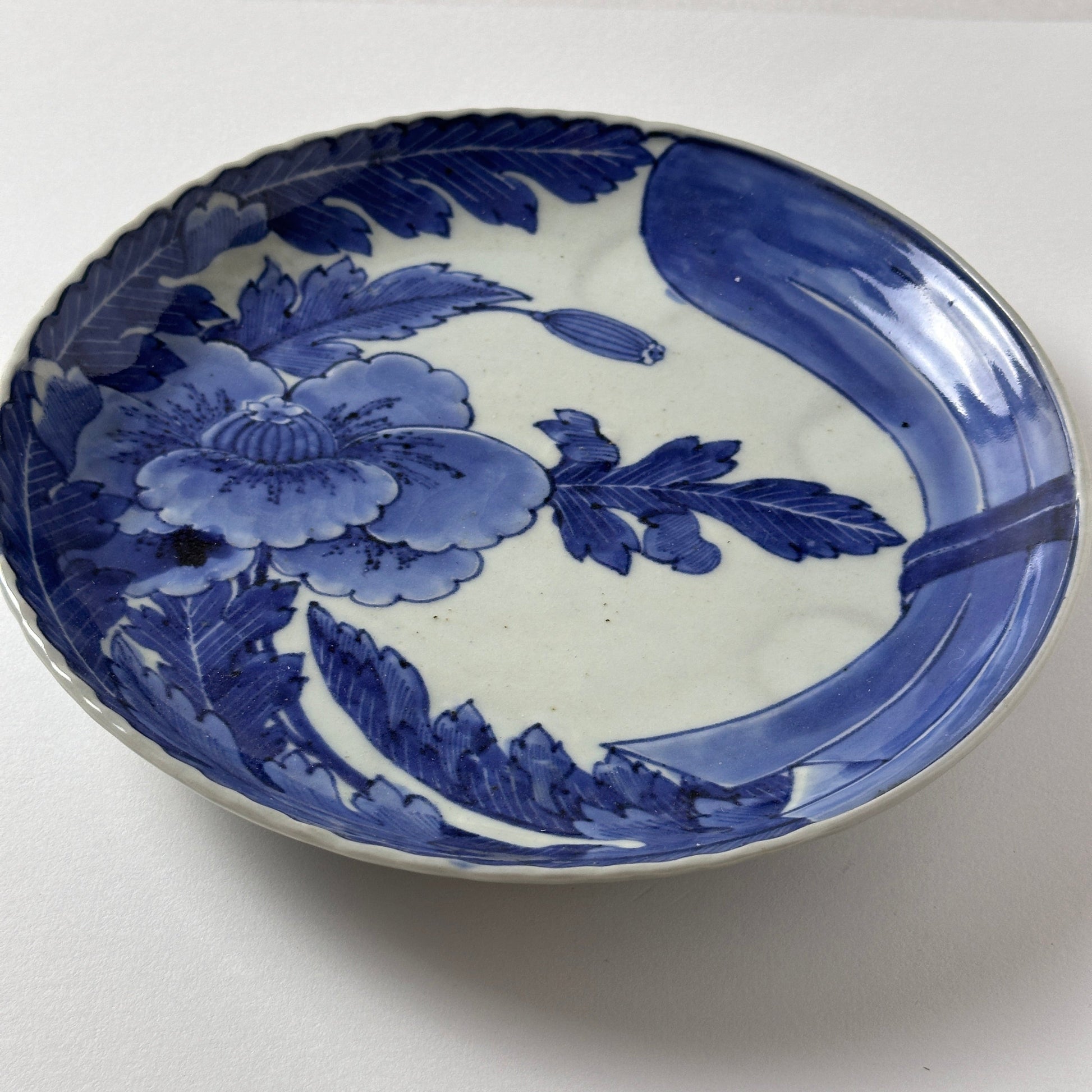 静かに藍の花咲く古伊万里8寸 - Kotto Shop