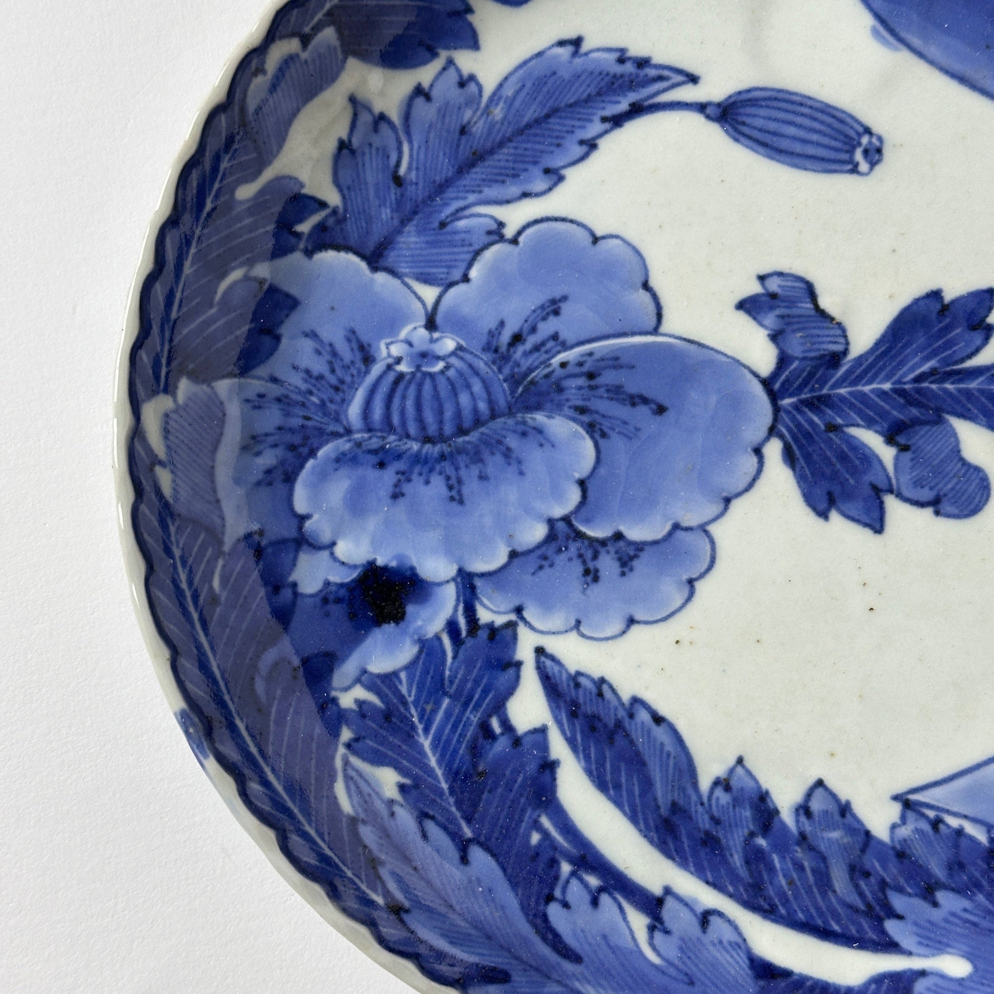 静かに藍の花咲く古伊万里8寸 - Kotto Shop