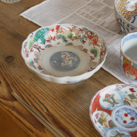 鶴に松が浮かぶ淡い色味のなます皿