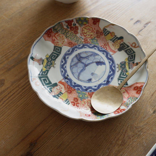 遊び心あふれる古伊万里輪花皿