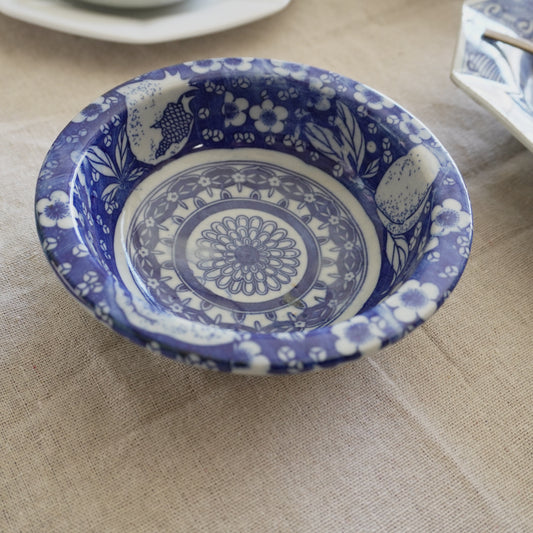 藍色の深さのある印判の器