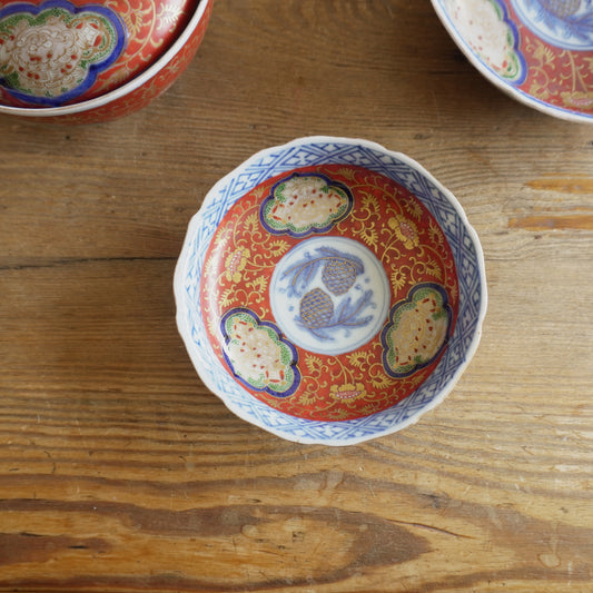 幸福を抱く鮮やかな大聖寺伊万里の器