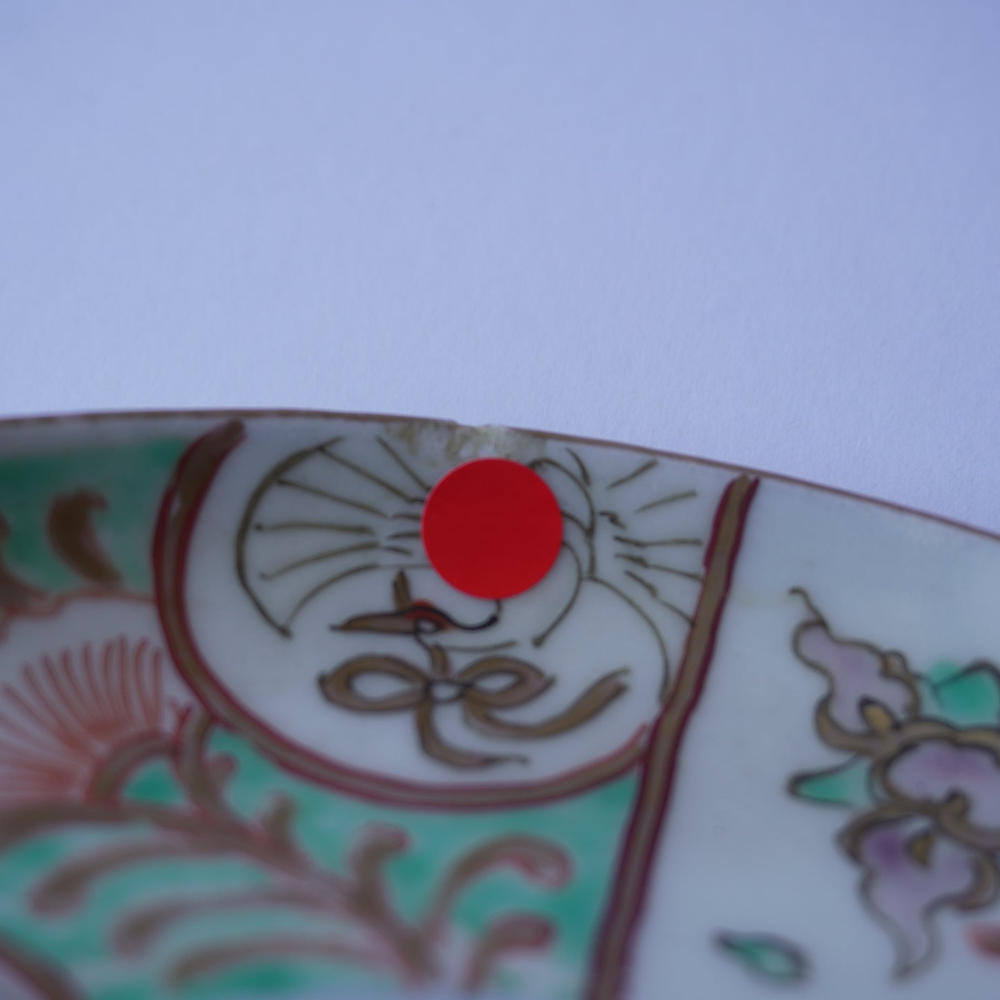 【キズあり】柔らかい色合いの色絵小皿