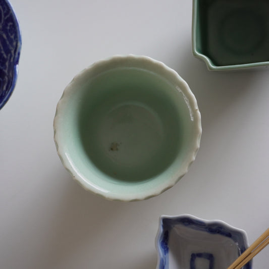 縁が波打つ淡い青磁の小鉢