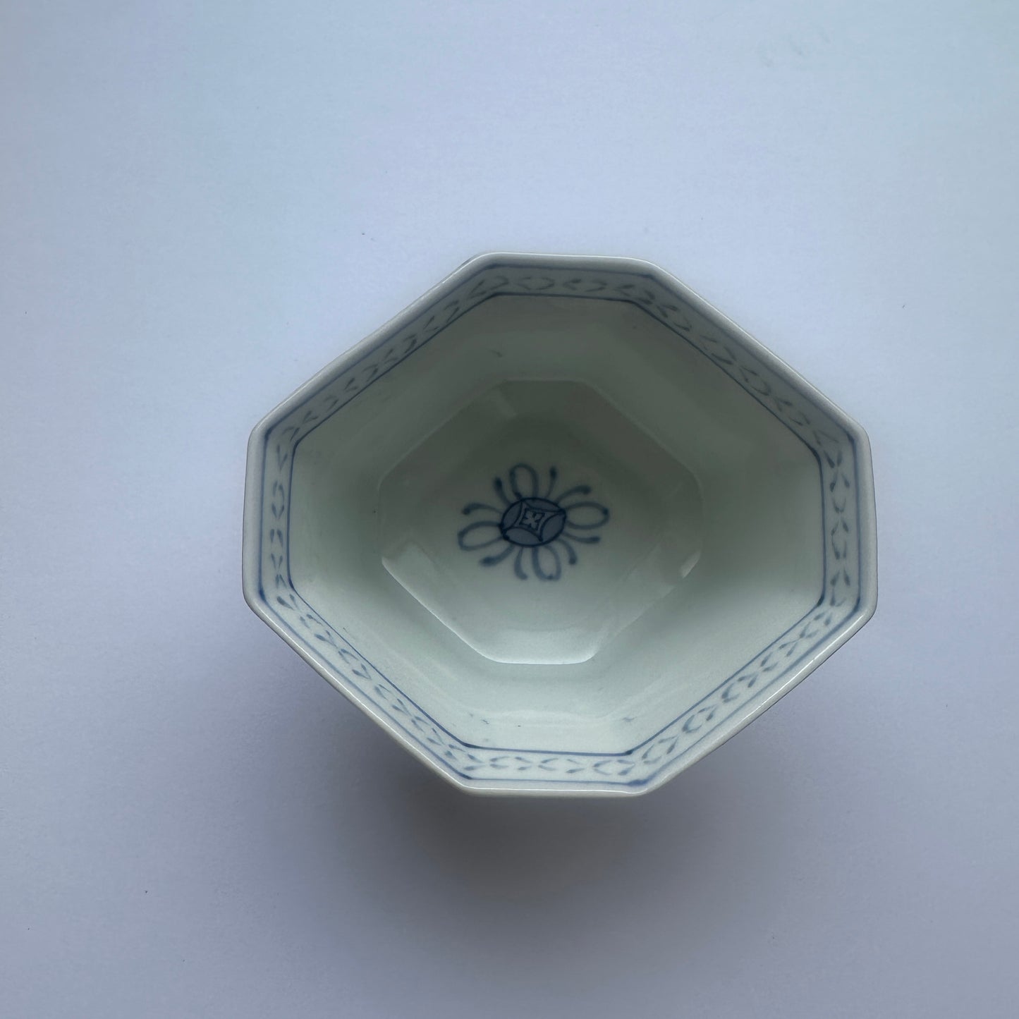 【2客セット】アクセントになる変形染付小さな八角猪口