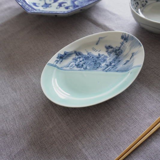 静かな水辺の情景を映す、青磁染付の楕円皿 - Kotto Shop