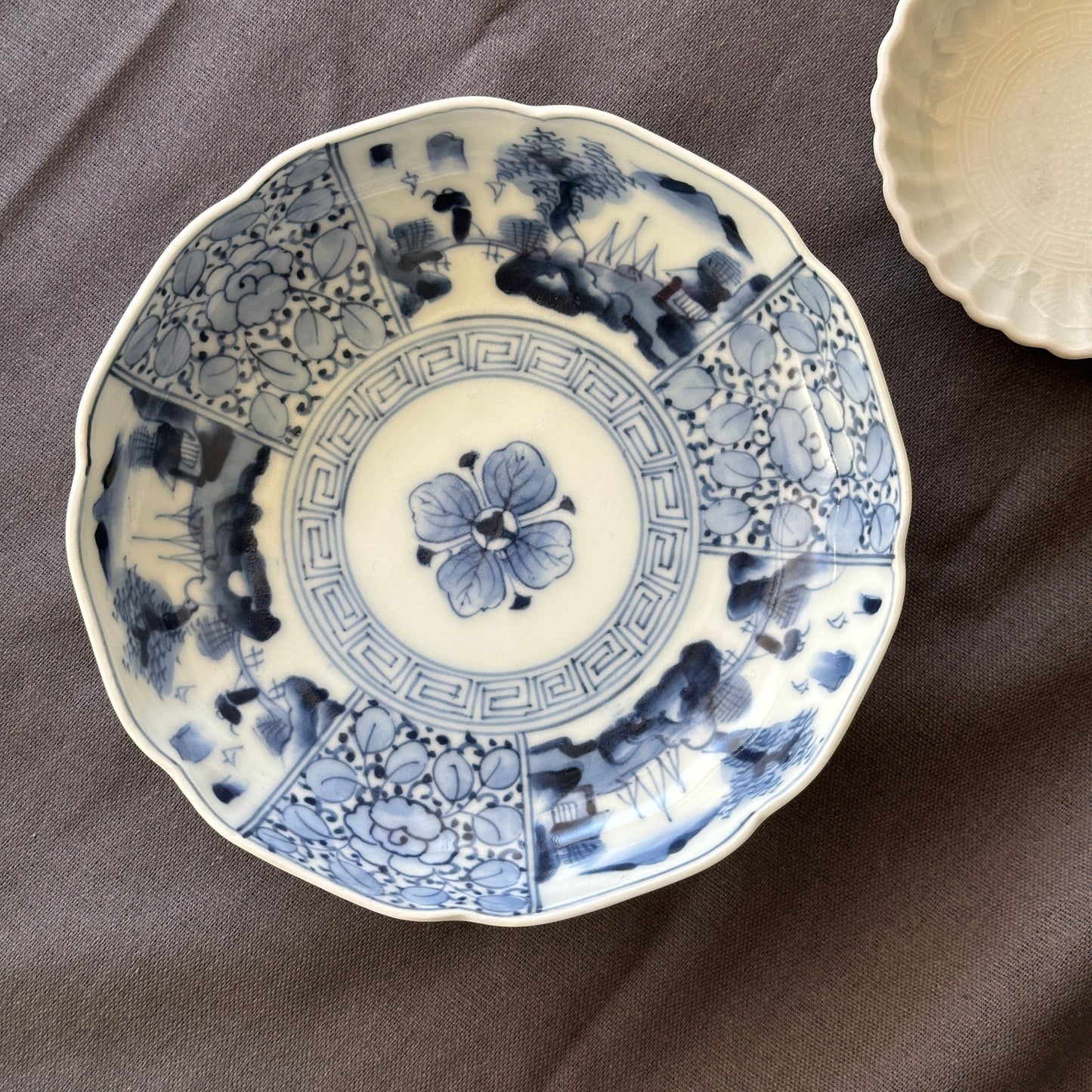 時を刻む、染付風景文の輪花皿 - Kotto Shop