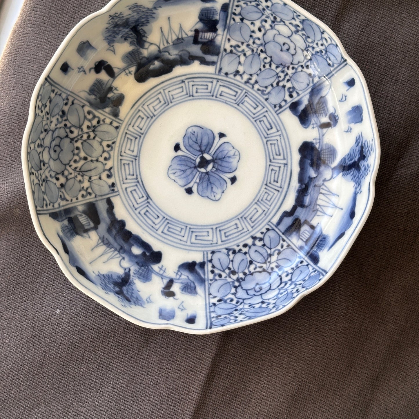 時を刻む、染付風景文の輪花皿 - Kotto Shop