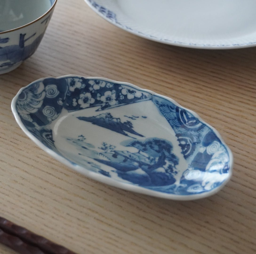 静けさをたたえる、藍の風景楕円皿 - Kotto Shop
