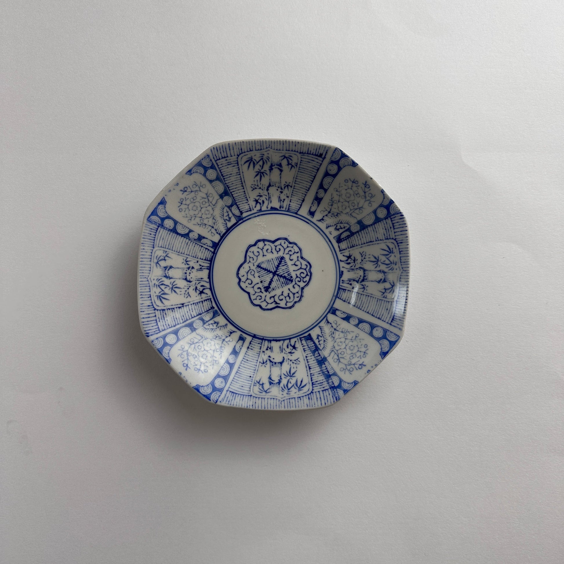 すっきりと、やさしく日々に寄り添う印版八角平皿 - Kotto Shop