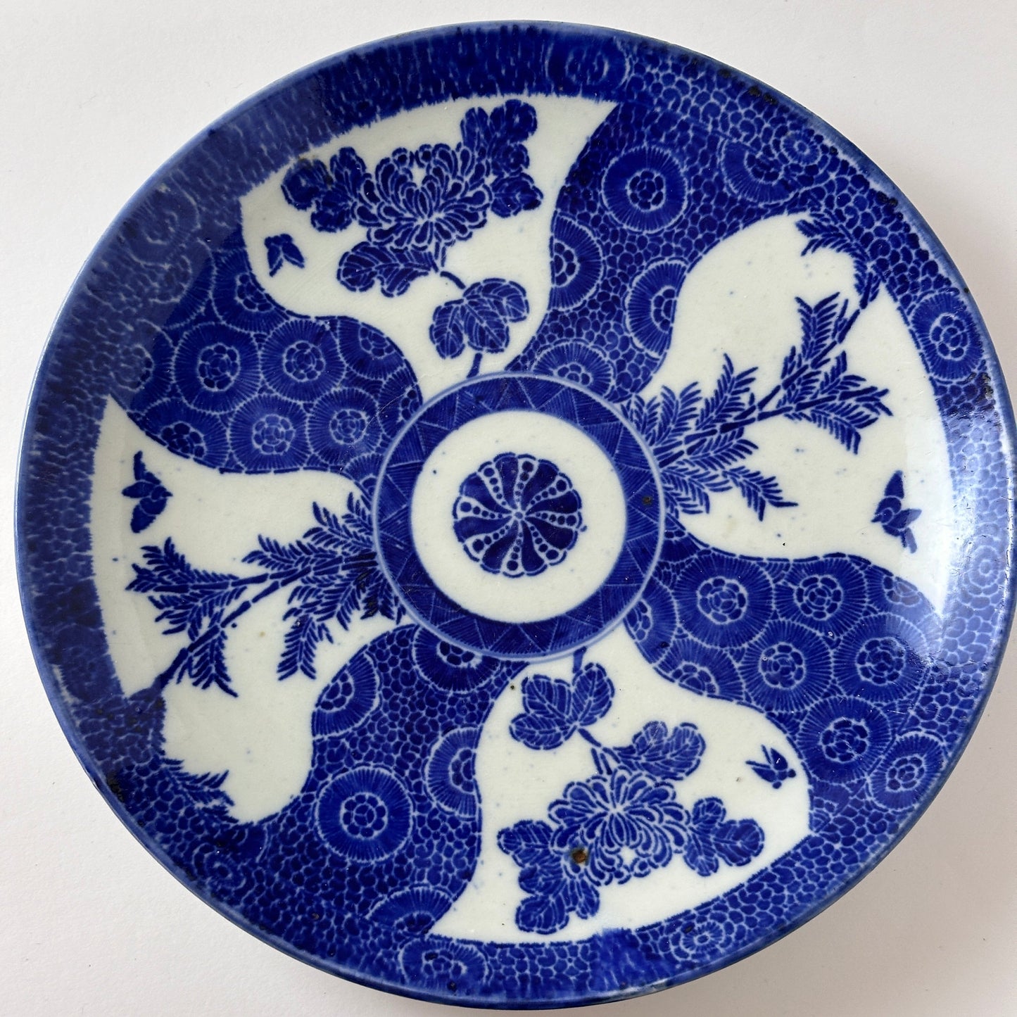 藍濃く咲く花唐草文 印判大皿 - Kotto Shop
