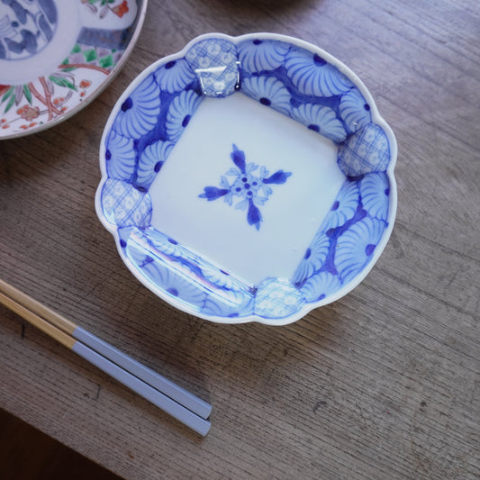 映える菊花文様の染付変形皿 - Kotto Shop