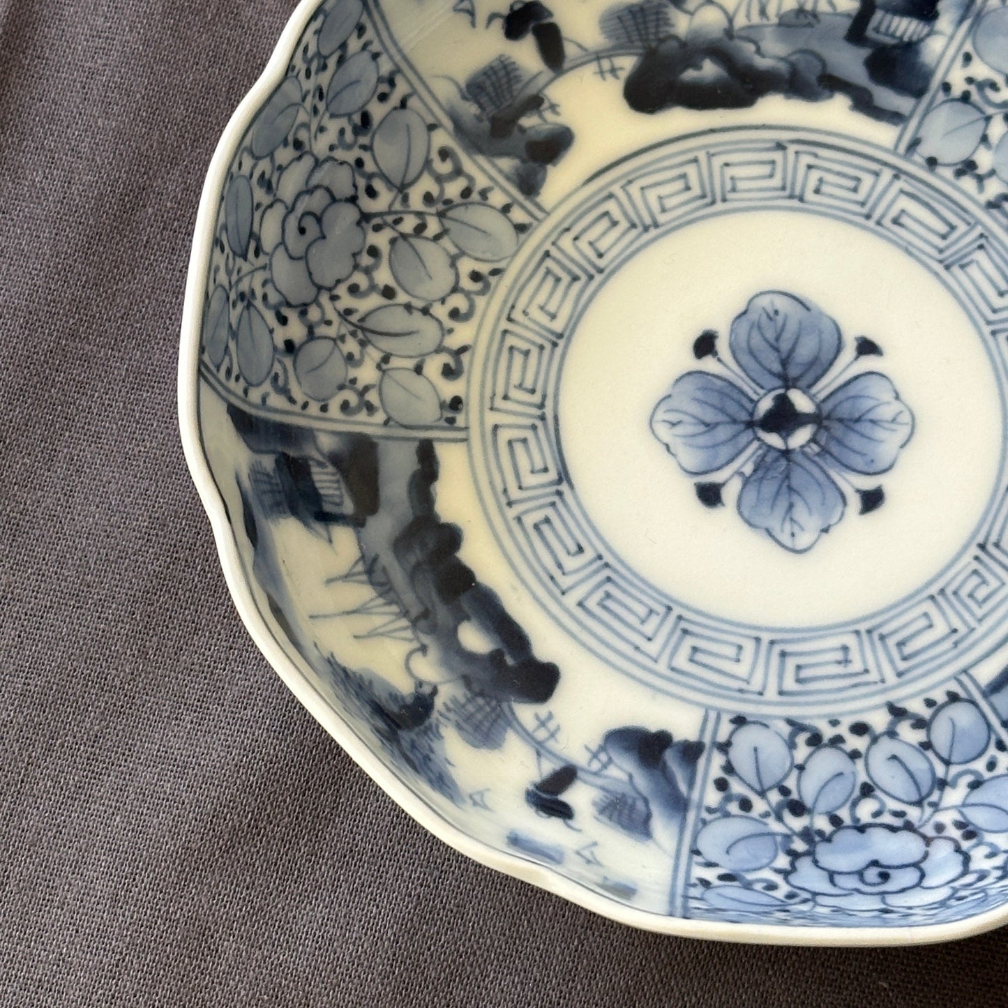 時を刻む、染付風景文の輪花皿 - Kotto Shop