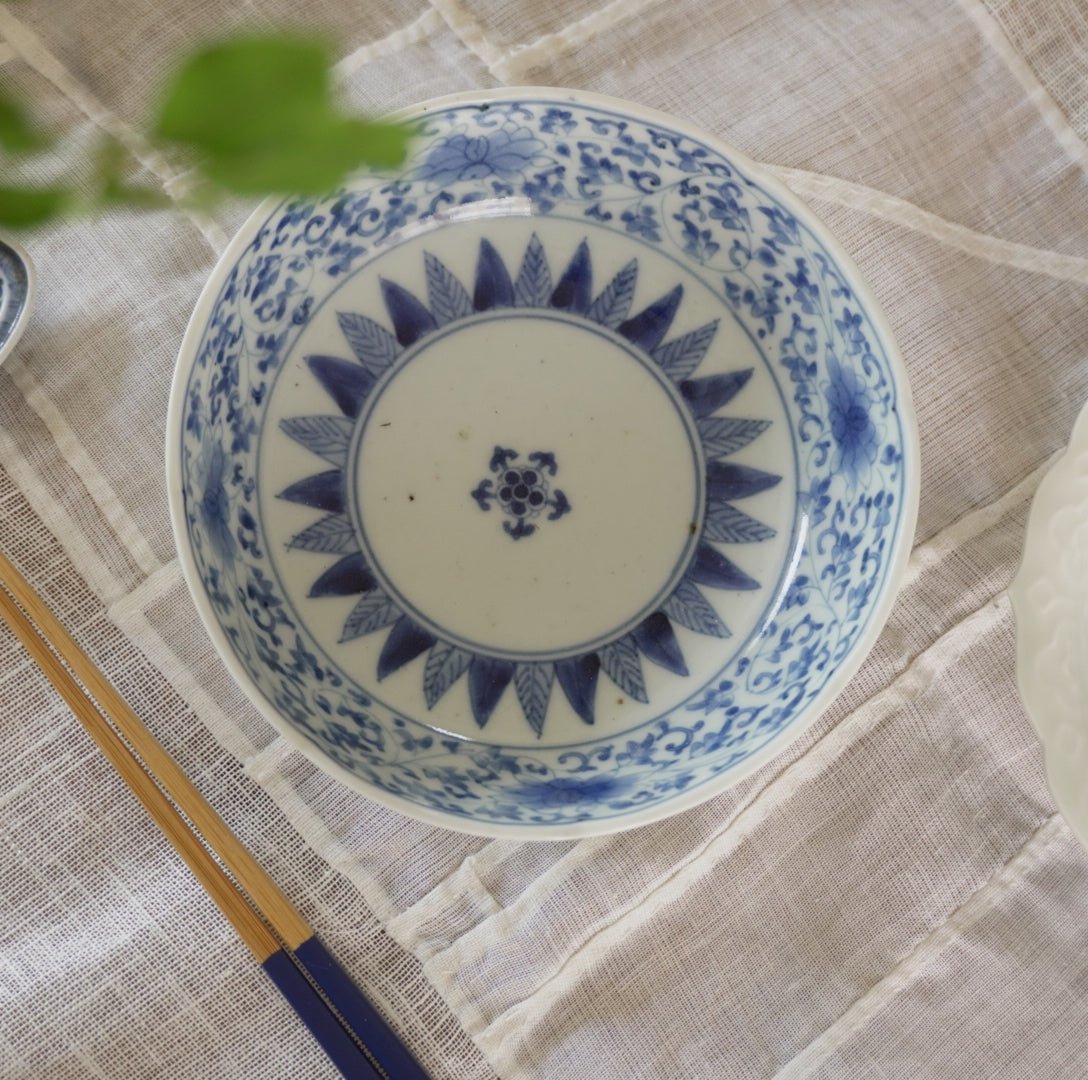 静かな華やぎ 古伊万里 花唐草のなます皿 - Kotto Shop