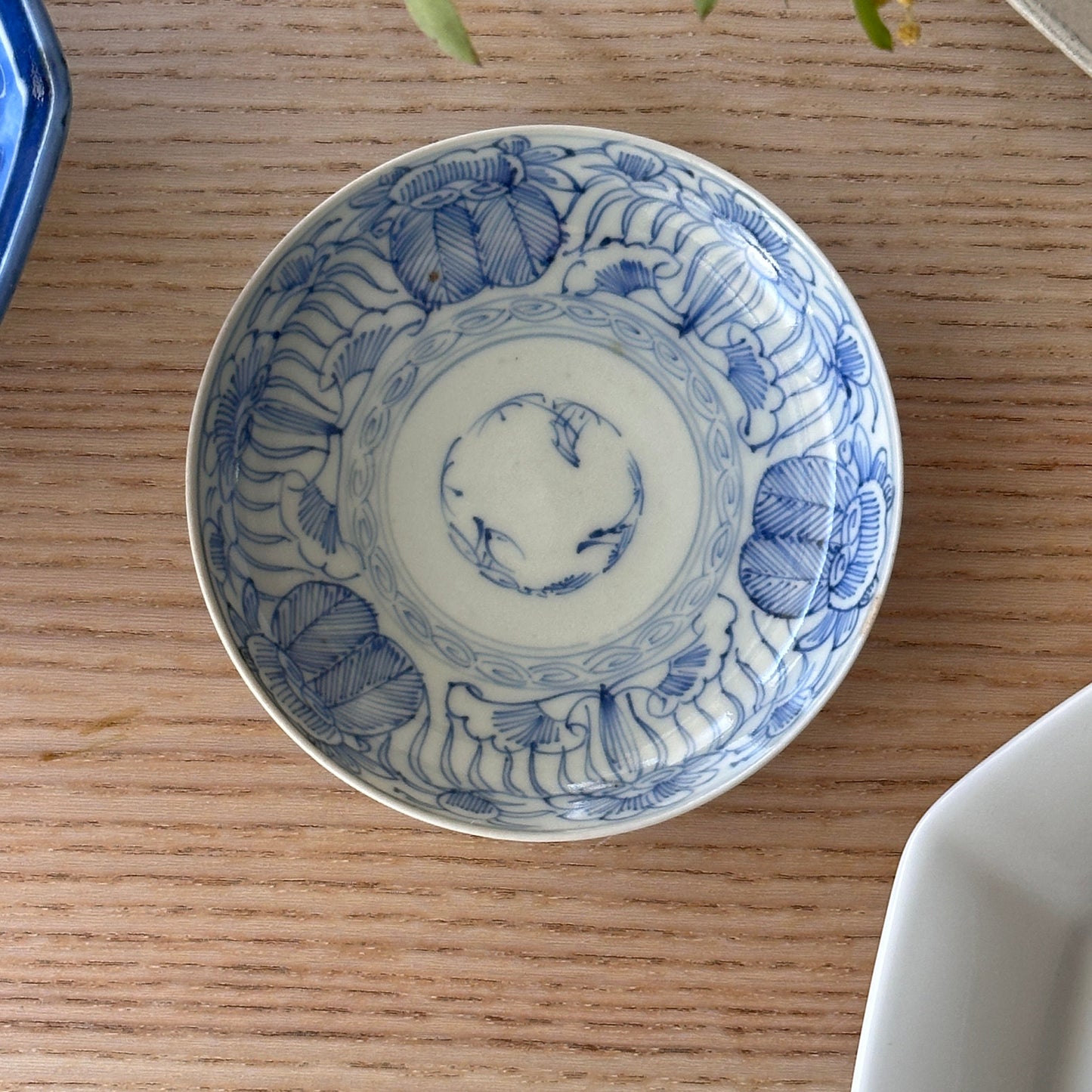 繊細な線描きの小皿 - Kotto Shop