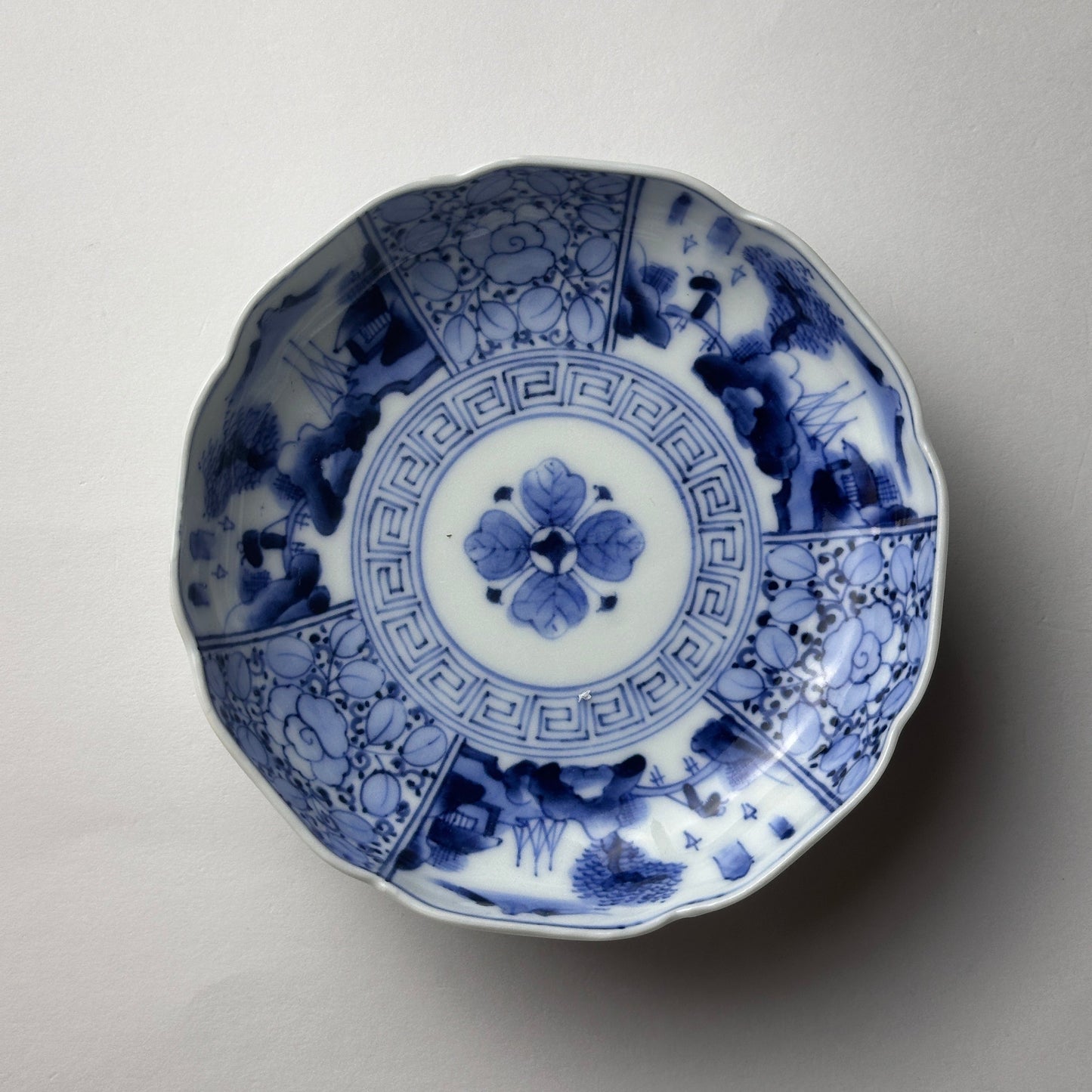 時を刻む、染付風景文の輪花皿 - Kotto Shop
