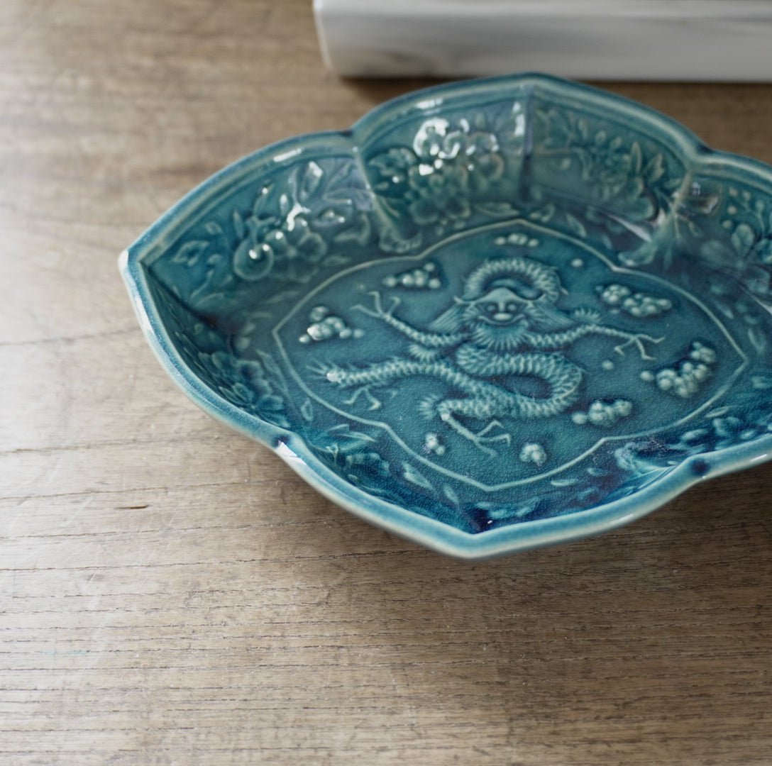 瑠璃色の龍図陽刻変形皿 - Kotto Shop