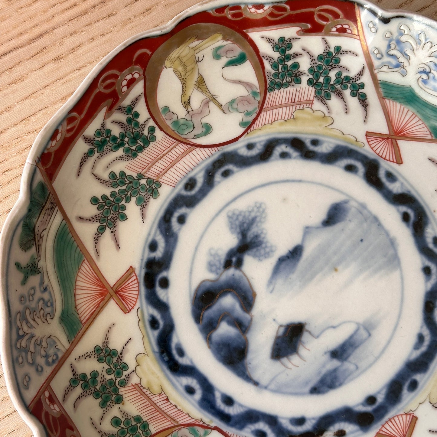 華やかさと奥行きのある色絵の輪花皿 - Kotto Shop