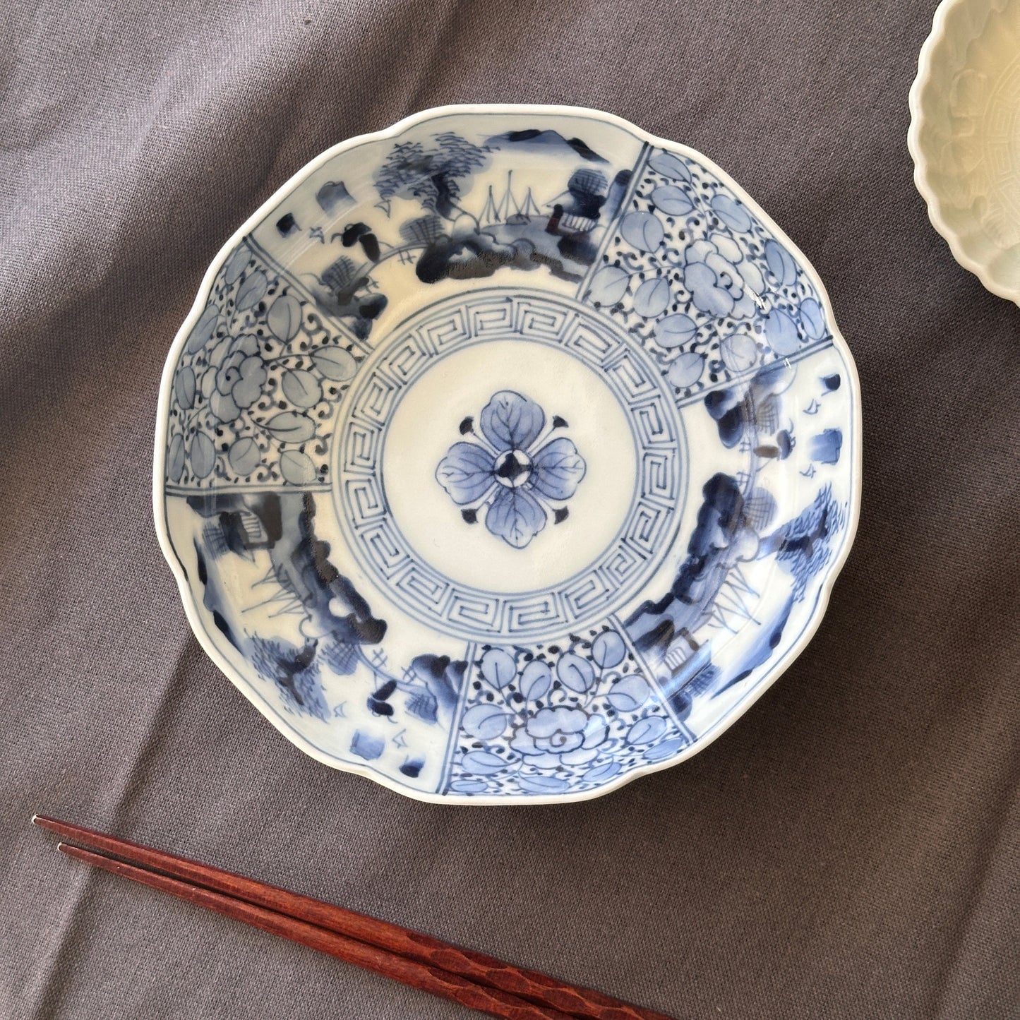 時を刻む、染付風景文の輪花皿 - Kotto Shop