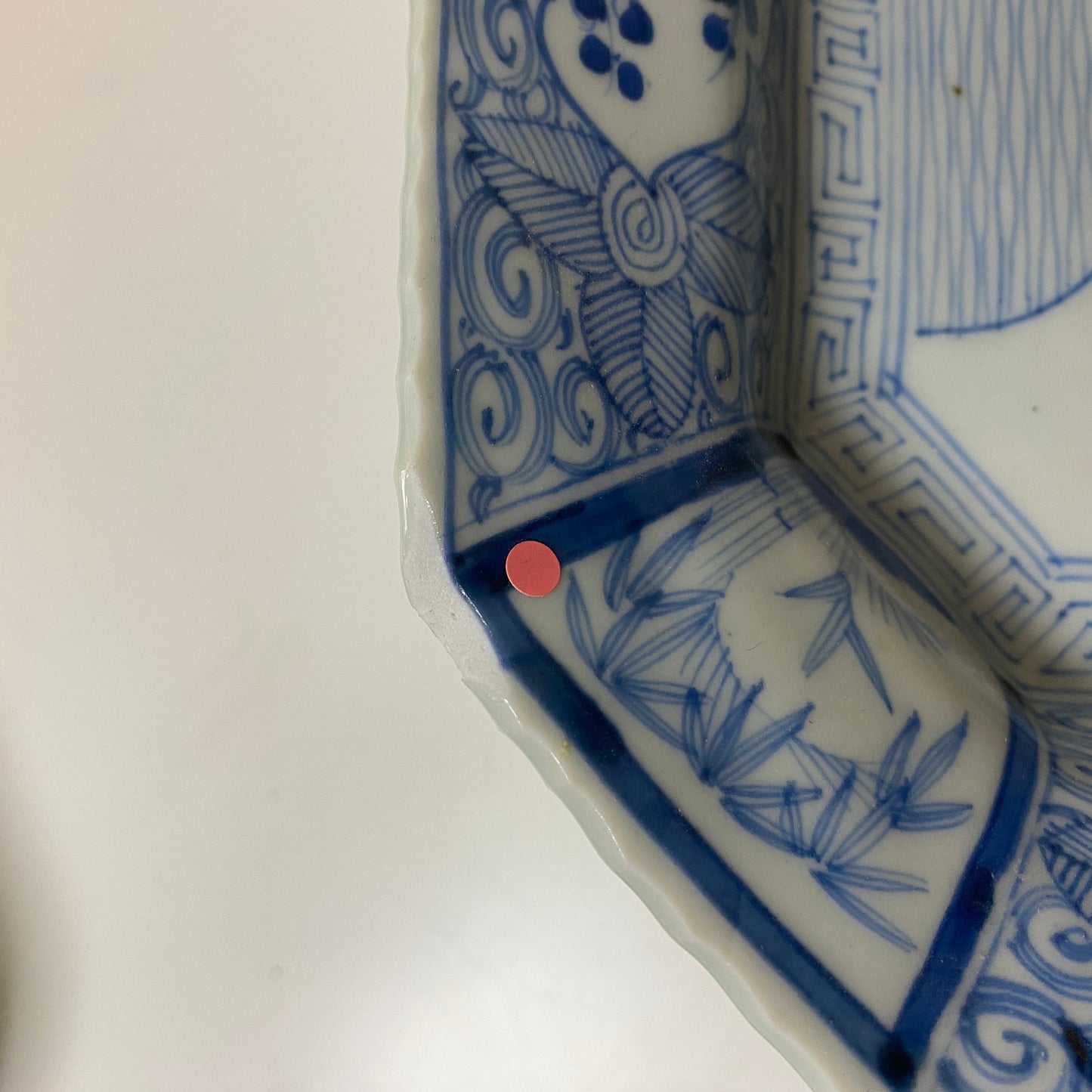 【ソゲあり】花々が咲き誇る線描き角大皿 - Kotto Shop
