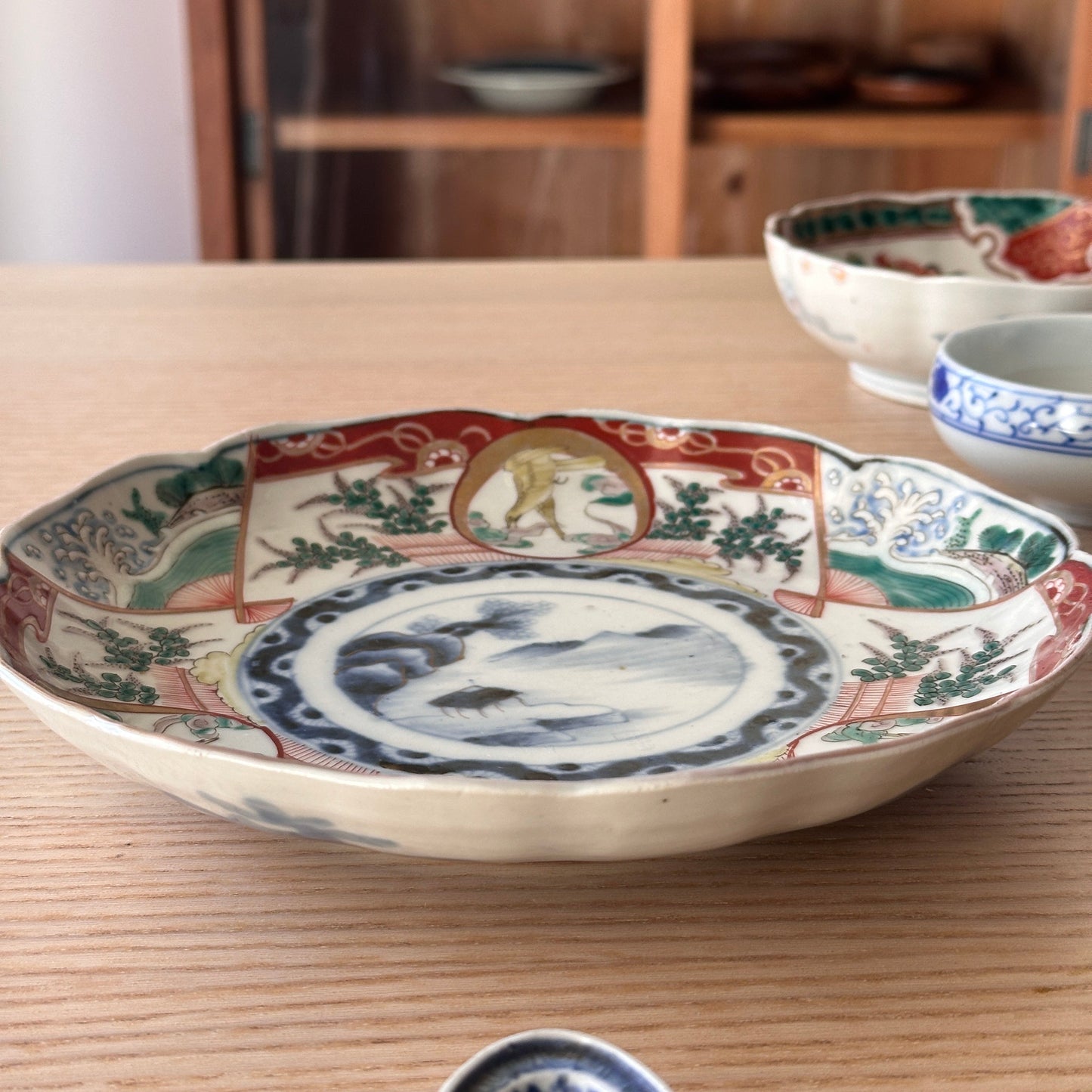 華やかさと奥行きのある色絵の輪花皿 - Kotto Shop