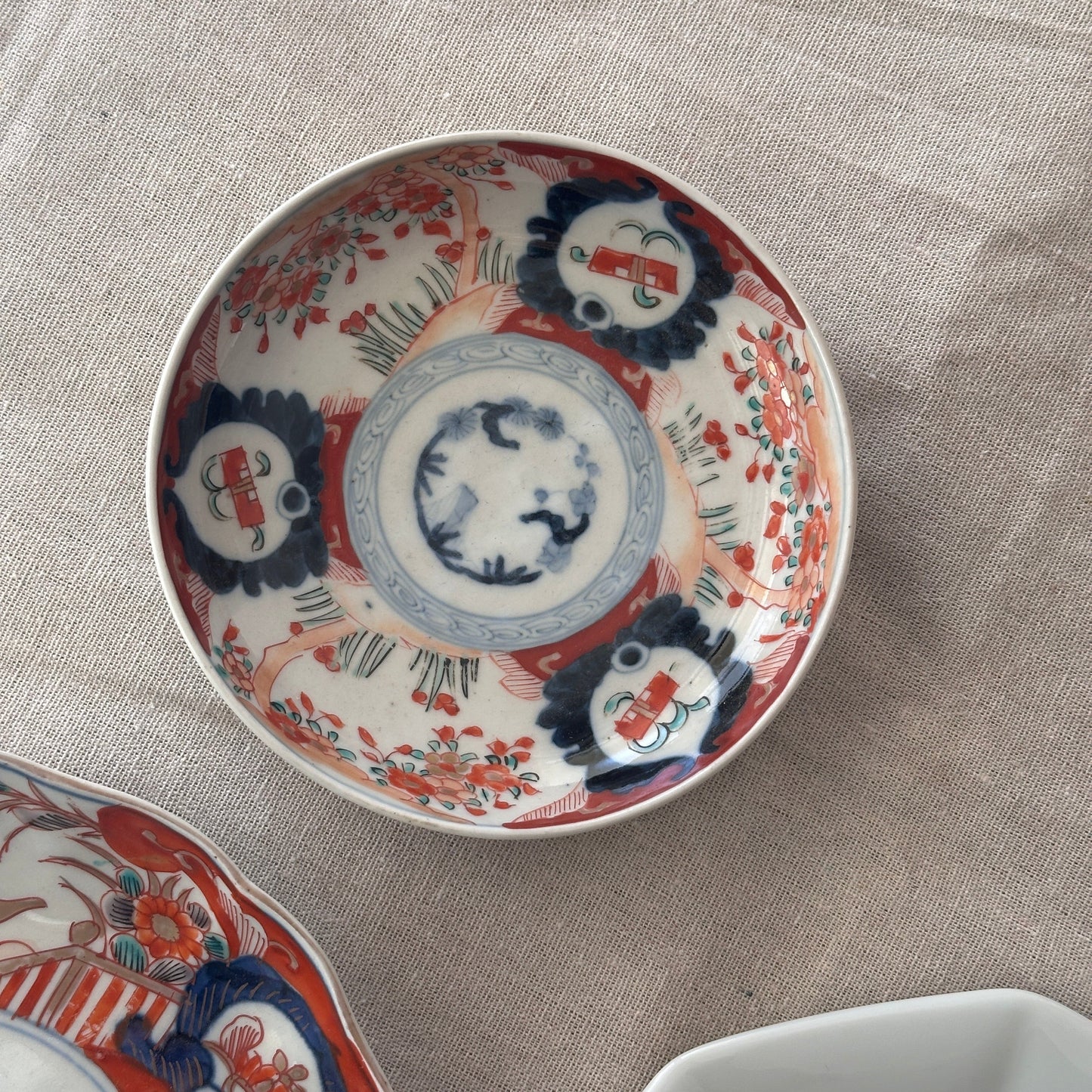 柔らかな色味の可愛らしい明治伊万里中皿 - Kotto Shop