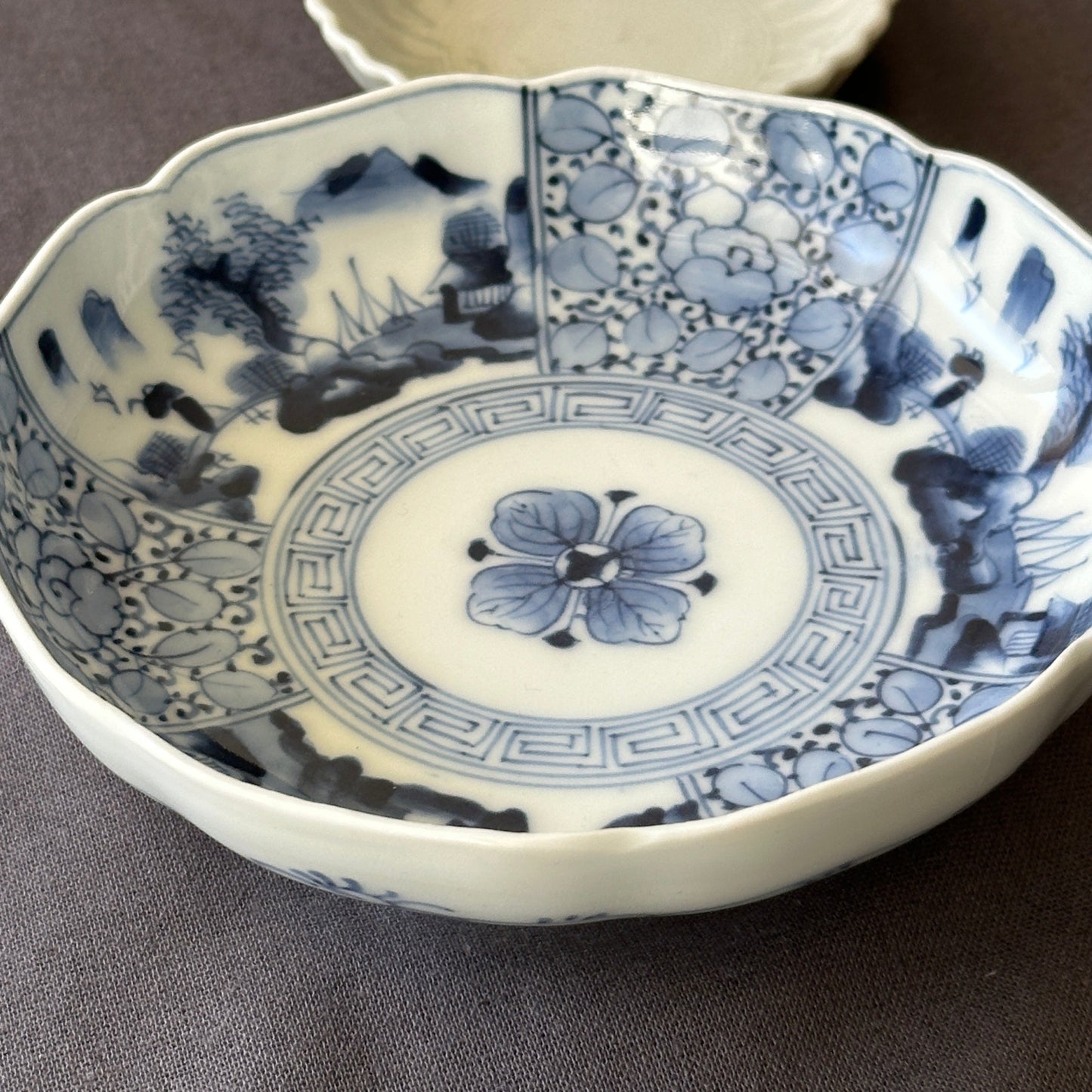 時を刻む、染付風景文の輪花皿 - Kotto Shop