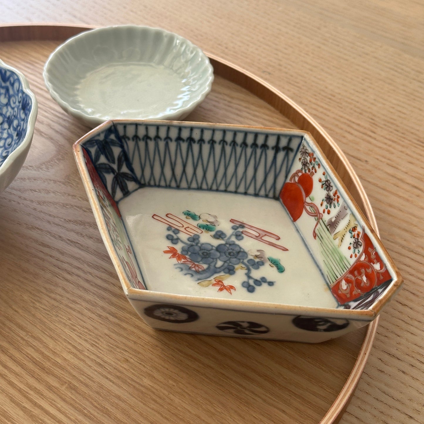 表情を楽しむ色絵菱皿 - Kotto Shop