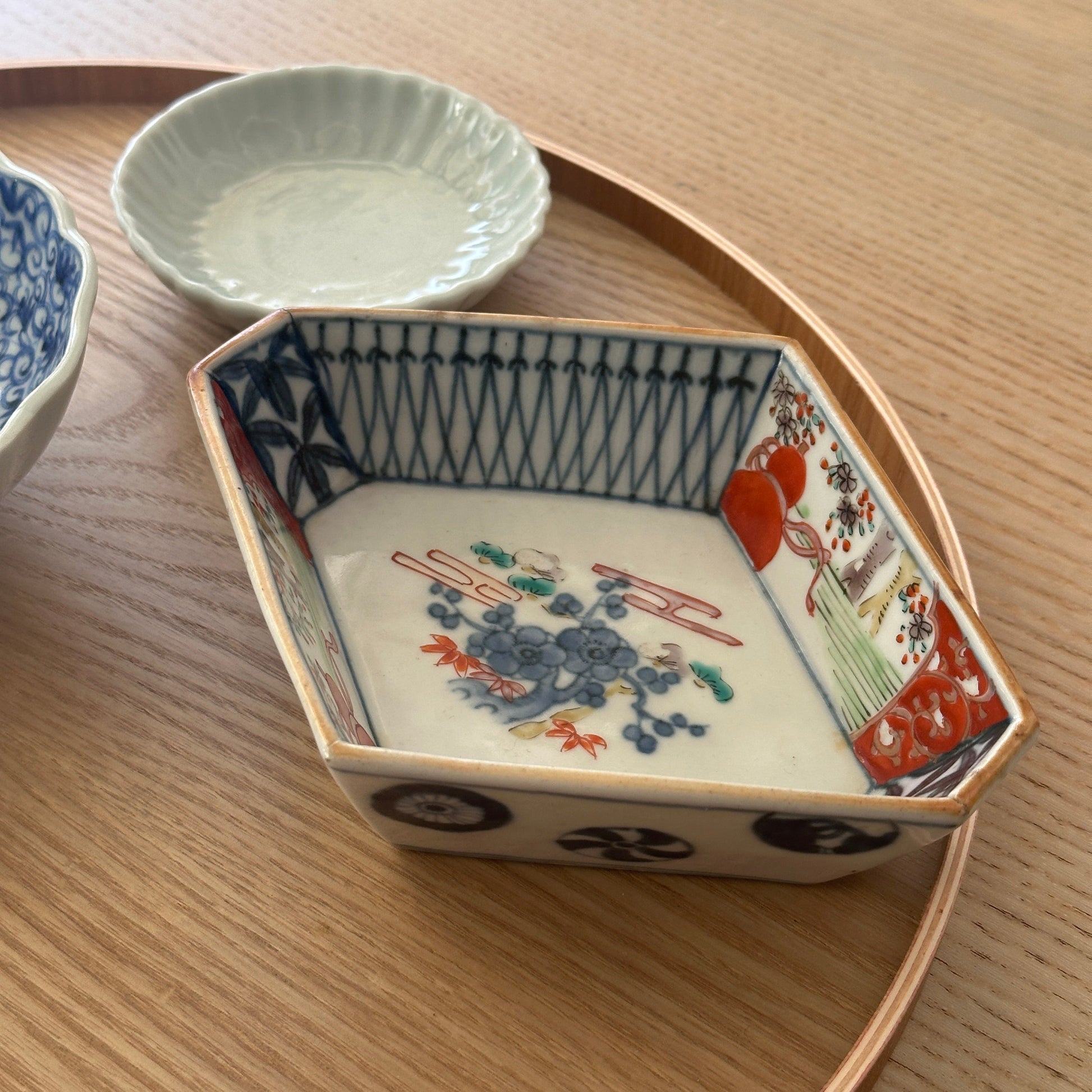 表情を楽しむ色絵菱皿 - Kotto Shop