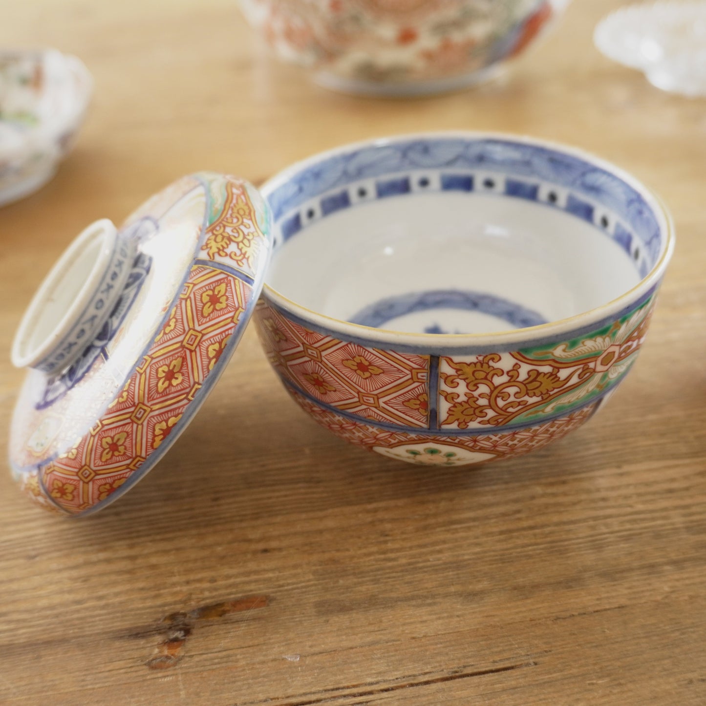 食卓を彩る色絵蓋付茶碗 - Kotto Shop