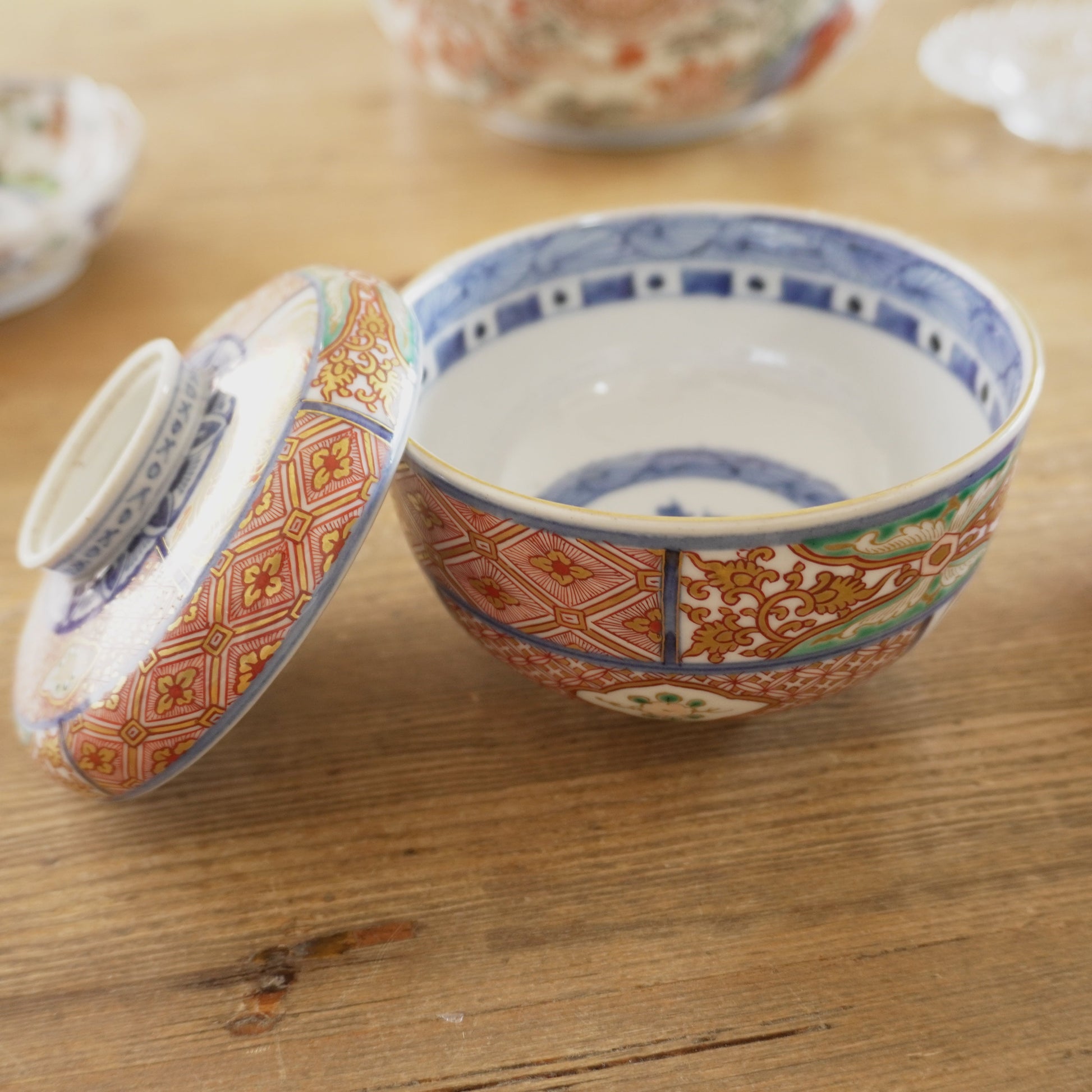 食卓を彩る色絵蓋付茶碗 - Kotto Shop
