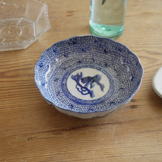 麒麟が描かれた微塵唐草の輪花深皿 - Kotto Shop