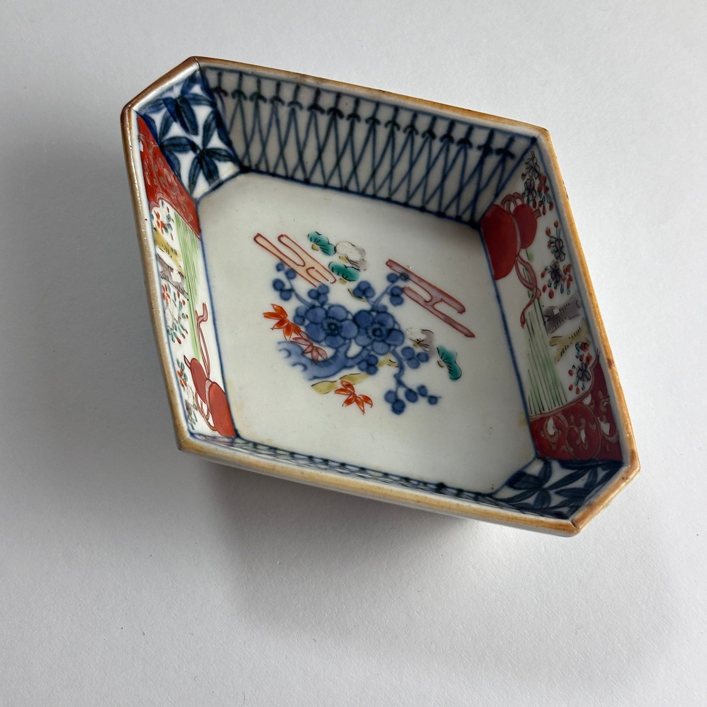 表情を楽しむ色絵菱皿 - Kotto Shop