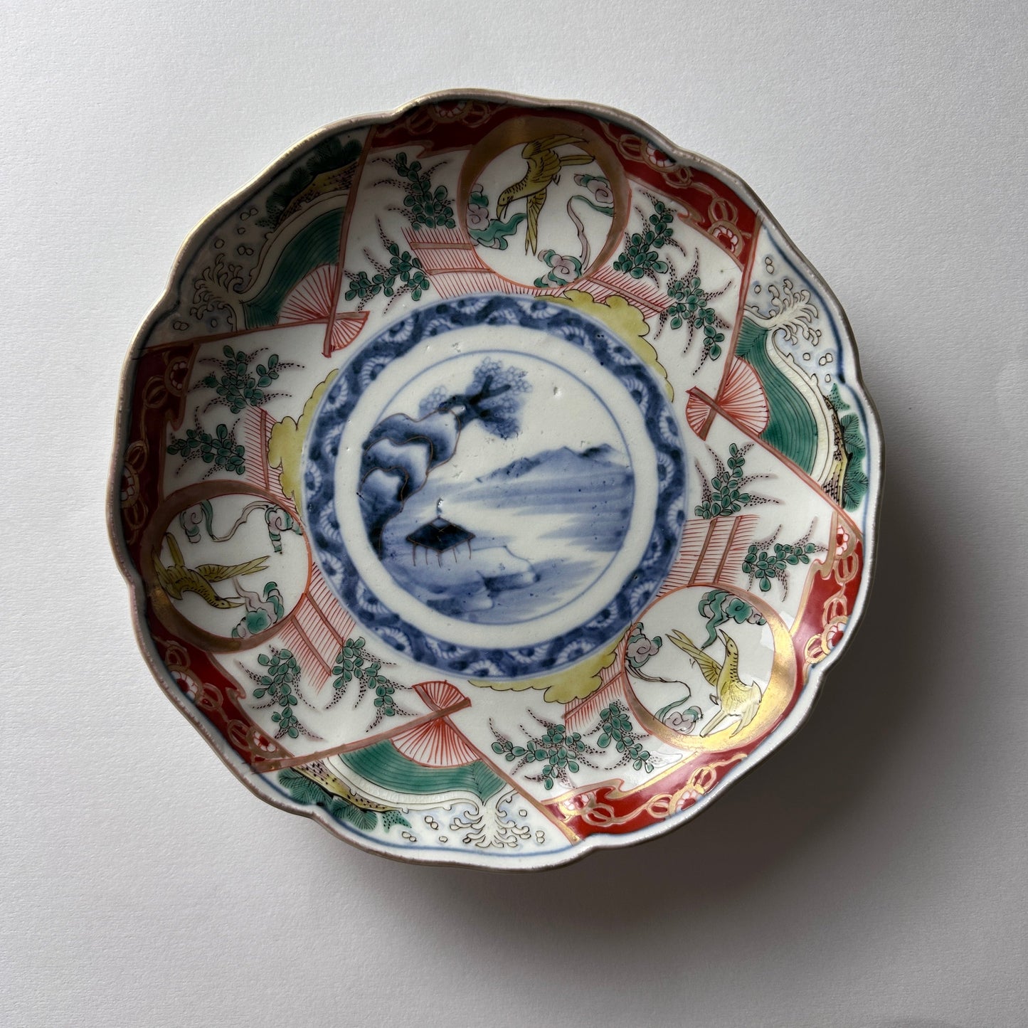 華やかさと奥行きのある色絵の輪花皿 - Kotto Shop