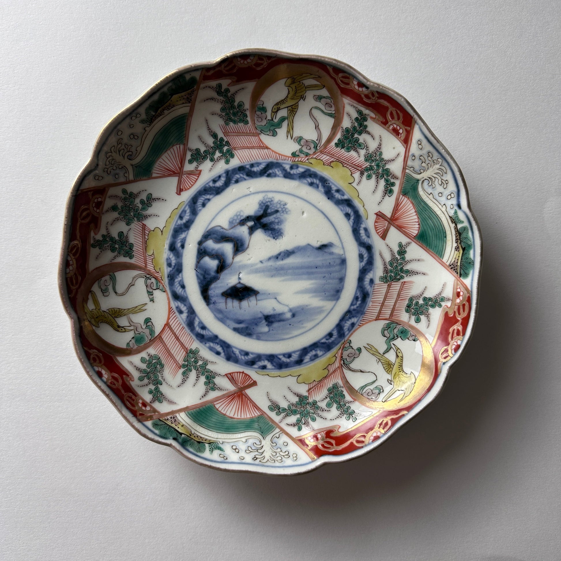 華やかさと奥行きのある色絵の輪花皿 - Kotto Shop