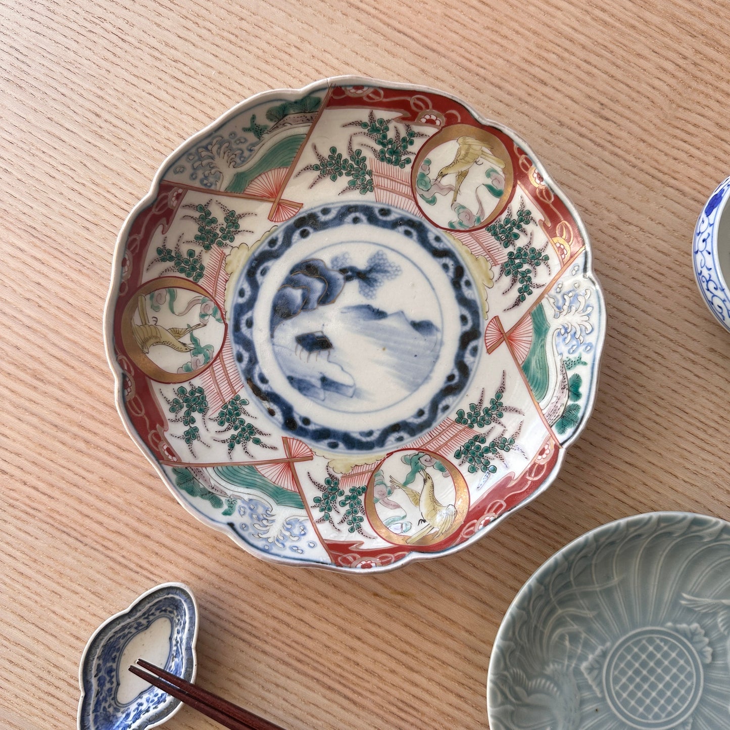 華やかさと奥行きのある色絵の輪花皿 - Kotto Shop