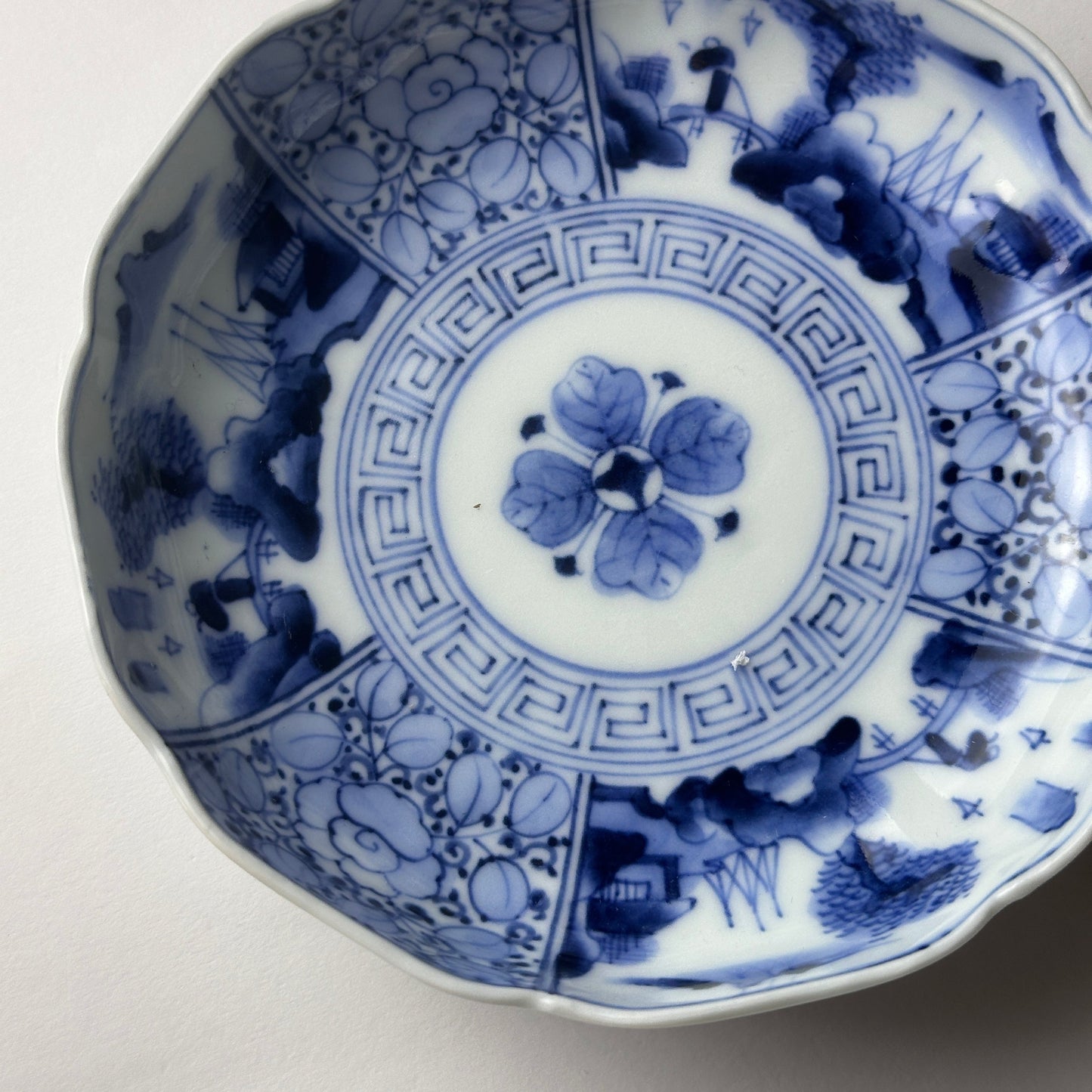 時を刻む、染付風景文の輪花皿 - Kotto Shop