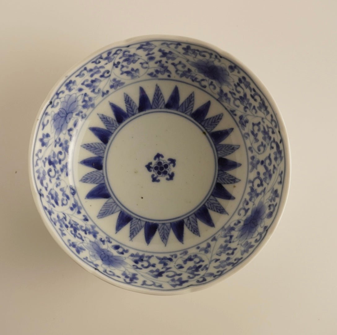 静かな華やぎ 古伊万里 花唐草のなます皿 - Kotto Shop