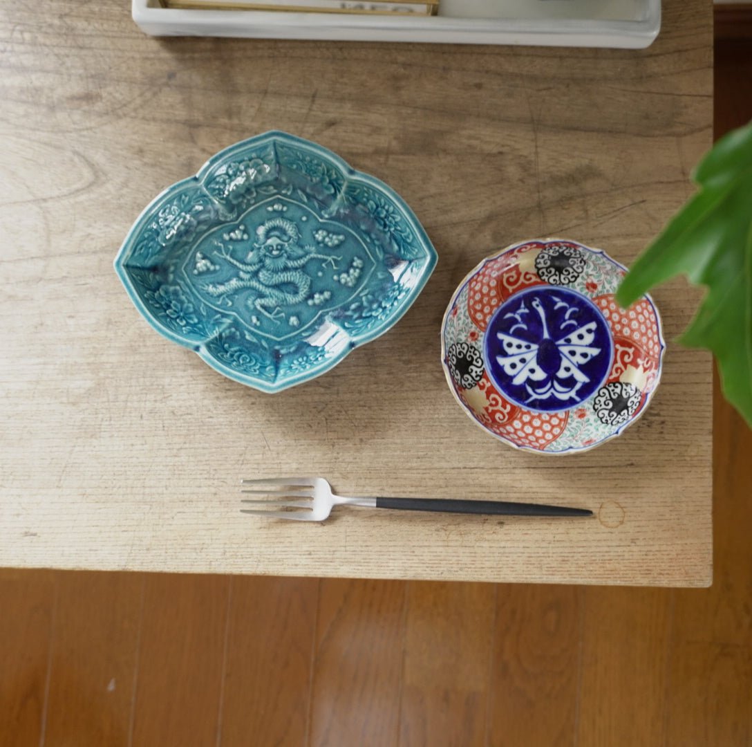 瑠璃色の龍図陽刻変形皿 - Kotto Shop