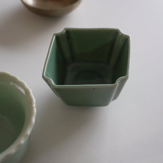 角形の翡翠色青磁小鉢 - Kotto Shop